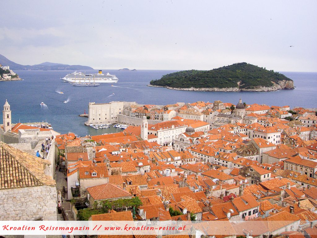 Kreuzfahrtschiff vor Dubrovnik