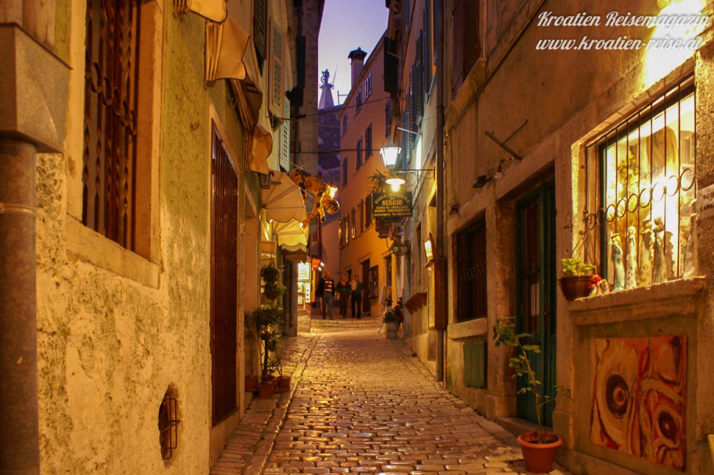 Rovinj Gasse in der Nacht