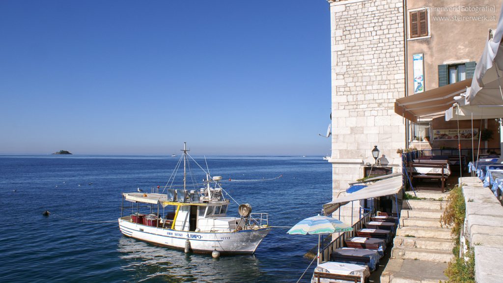 Rovinj Konoba mit Ausblick auf das Meer