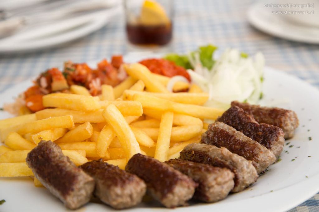 Cevapcici mit Pommes frites und Djuvec Reis