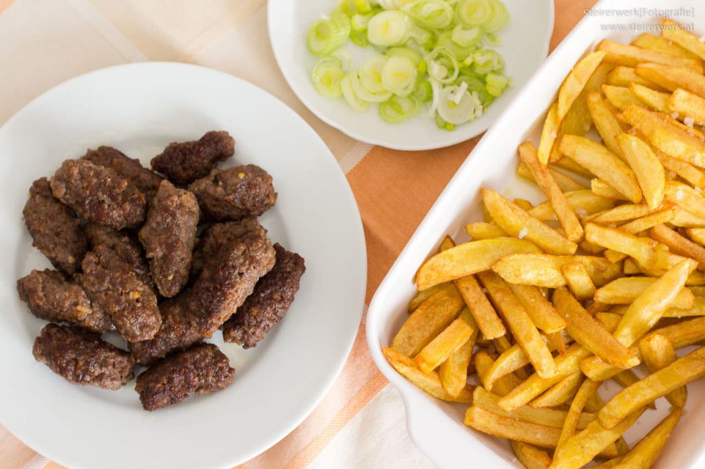 Cevapcici selbstgemachte Pommes frites