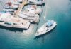 Boot verlässt Marina