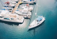 Boot verlässt Marina