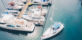 Boot verlässt Marina