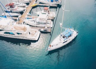 Boot verlässt Marina