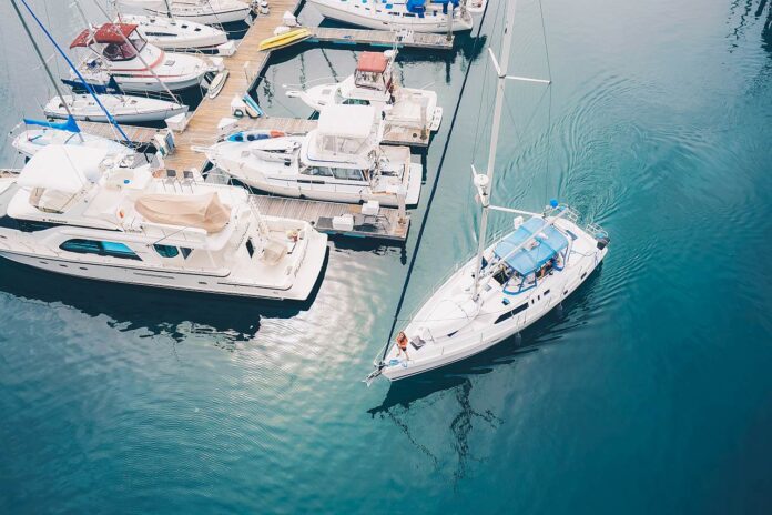 Boot verlässt Marina